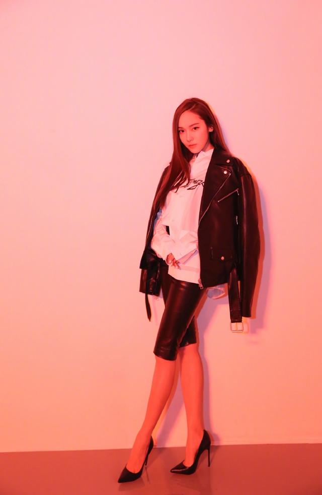 郑秀妍皮衣长靴,郑秀妍皮衣配运动裤
