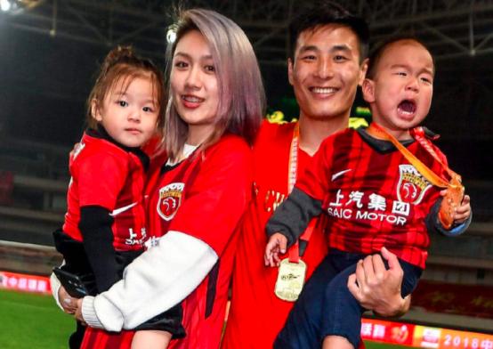 武磊和他妻子的爱情故事,武磊妻子清纯貌美