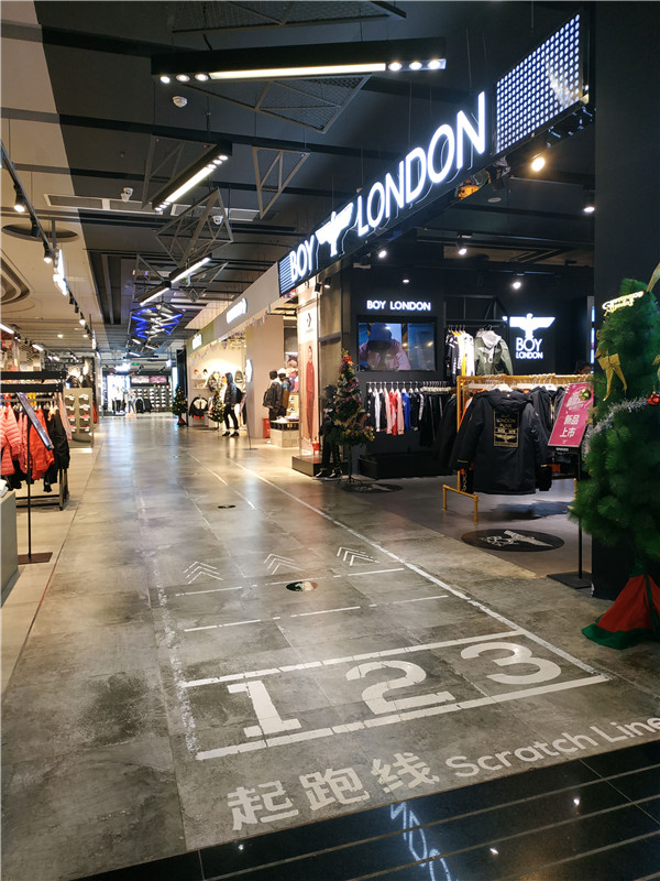 我们今儿来到蚌埠万达，逛了逛帮阿迪耐克卖鞋的滔搏运动城