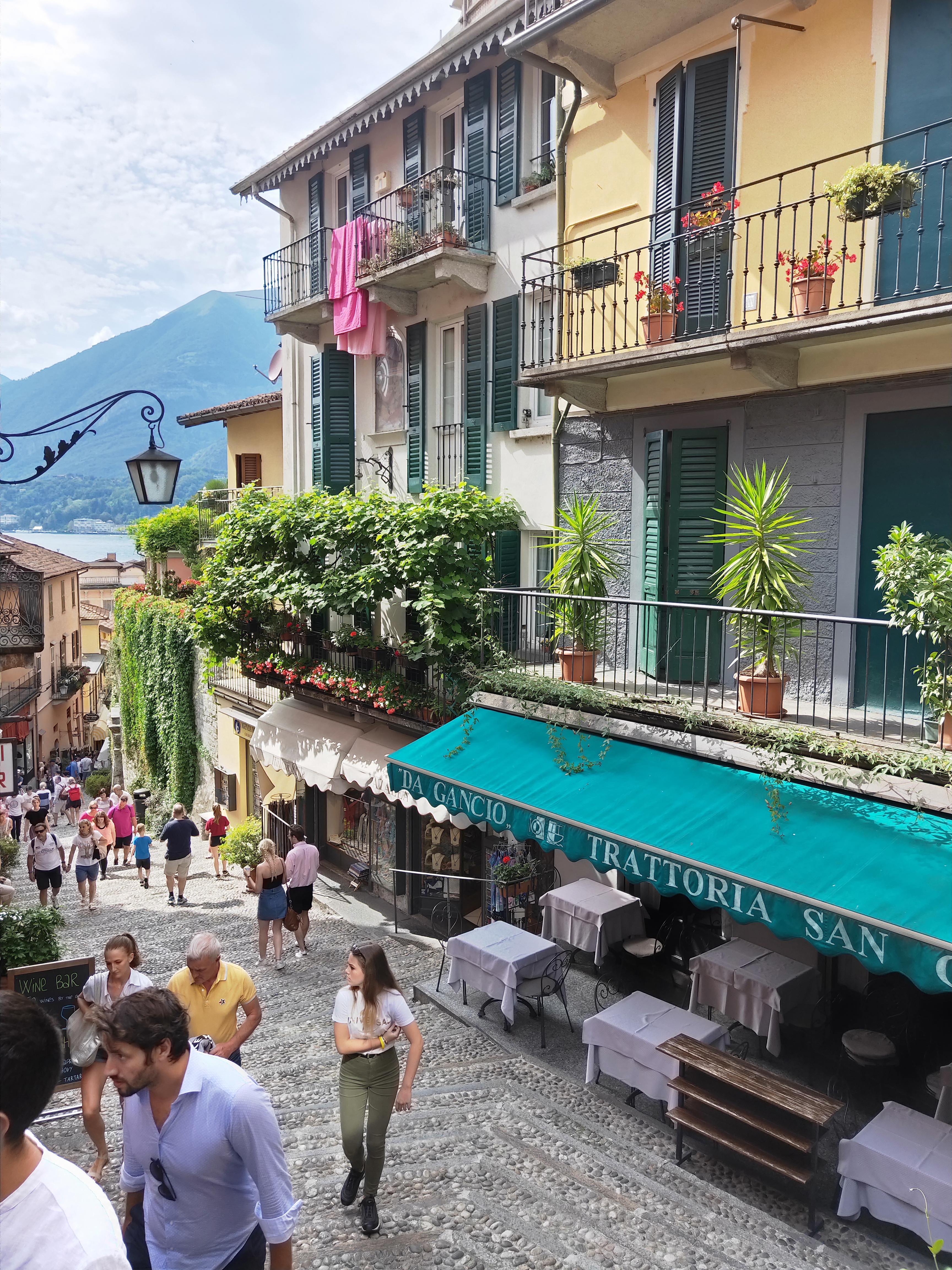 贝拉焦（Bellagio），意大利在左，瑞士在右，晨光熹微，岁月静好