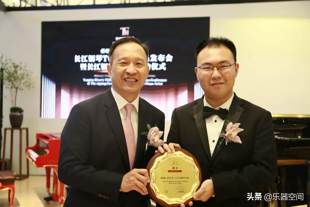 钢琴家安天旭签约长江钢琴艺术家,安天旭弹钢琴大赛