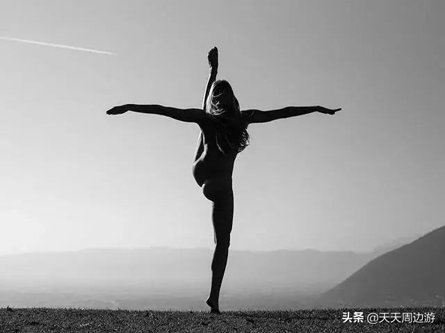 她在世界各地拍下裸照，吸引了8000万的粉丝，却没有一张是色情的