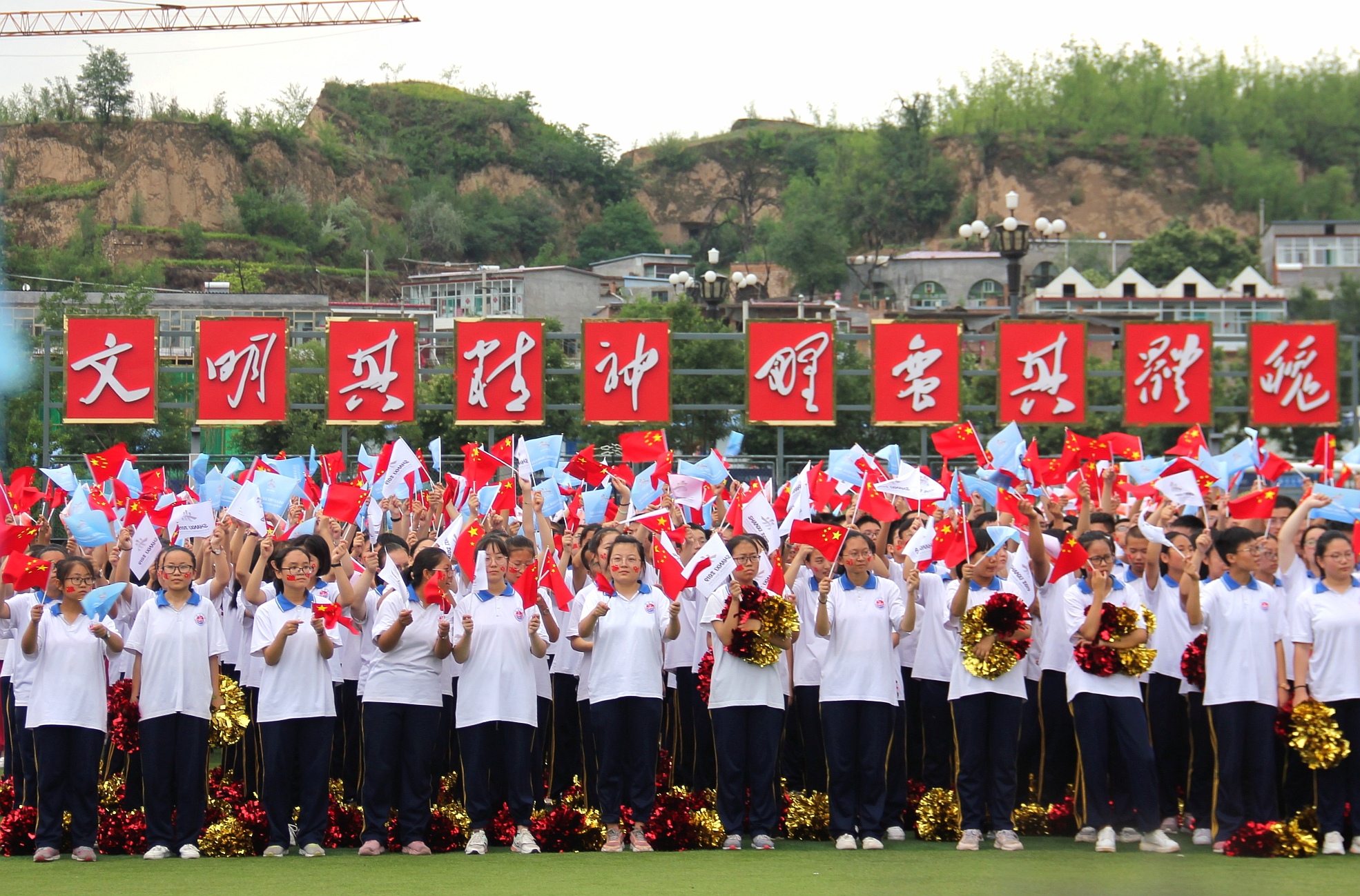 红色兴县喜迎二青圣火30万老区人民传递青*梦春**想