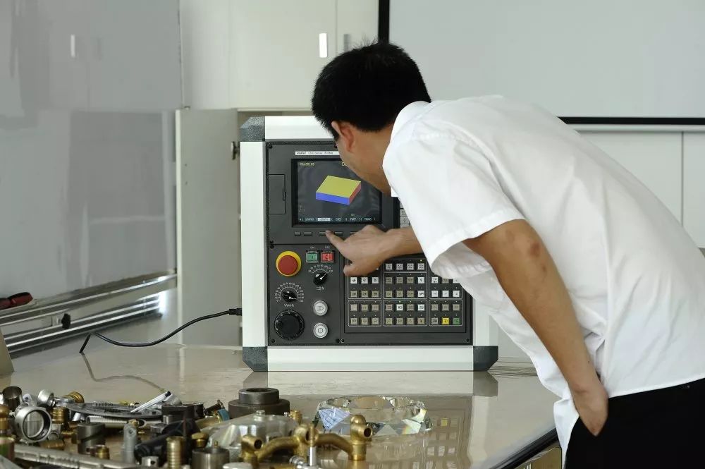 老师傅学习数控机床,手把手教你修理机床