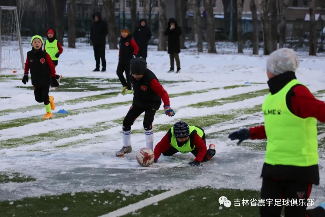 雪地快乐踢球,冰天雪地足球