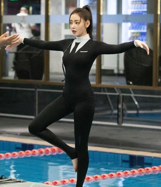 杨天真回应穿吊带裙被骂,杨天真晒旧照她真的特别自信