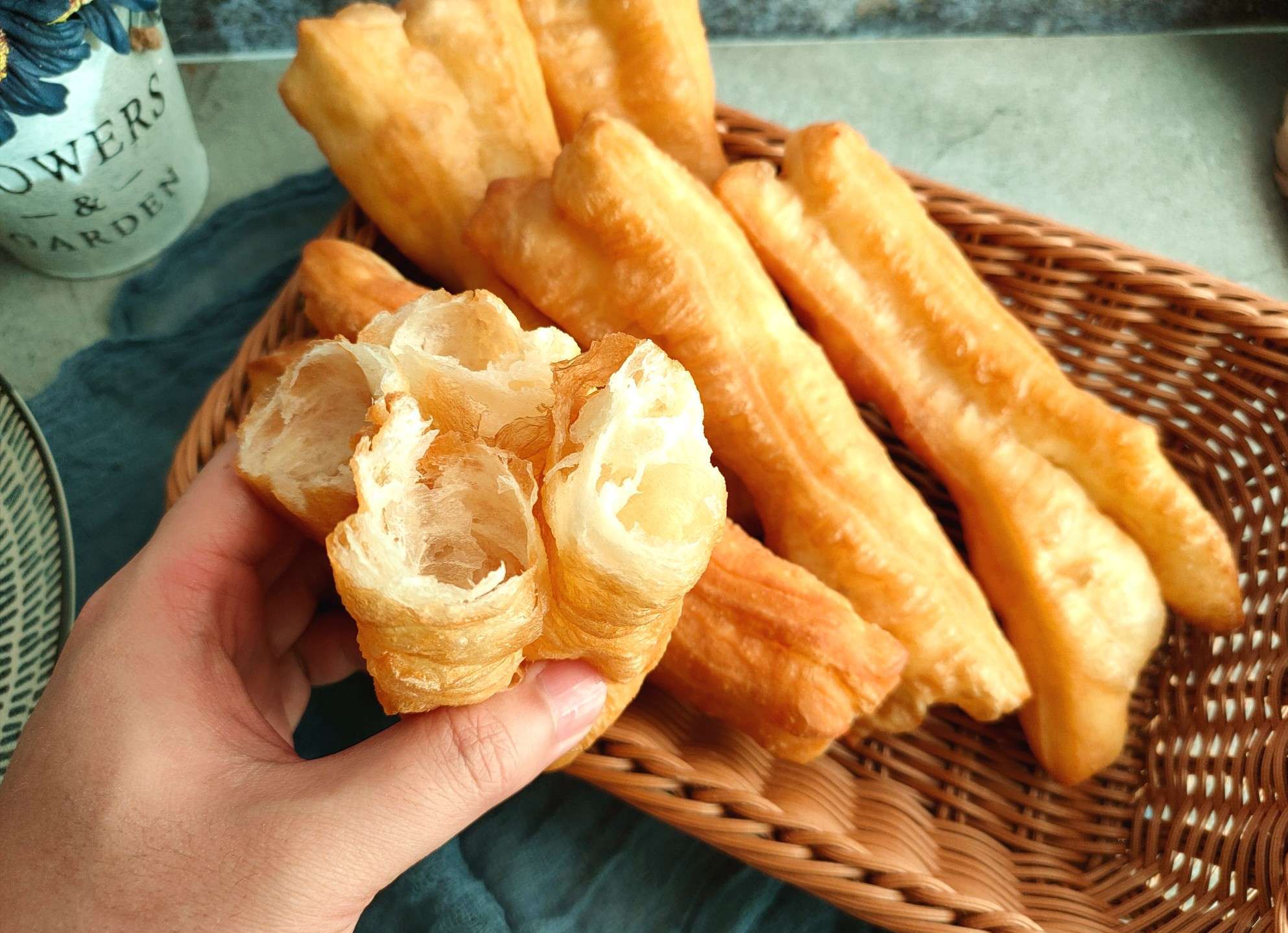 炸油条放酵母粉和脆皮油条粉行吗,炸油条需要放酵母粉吗