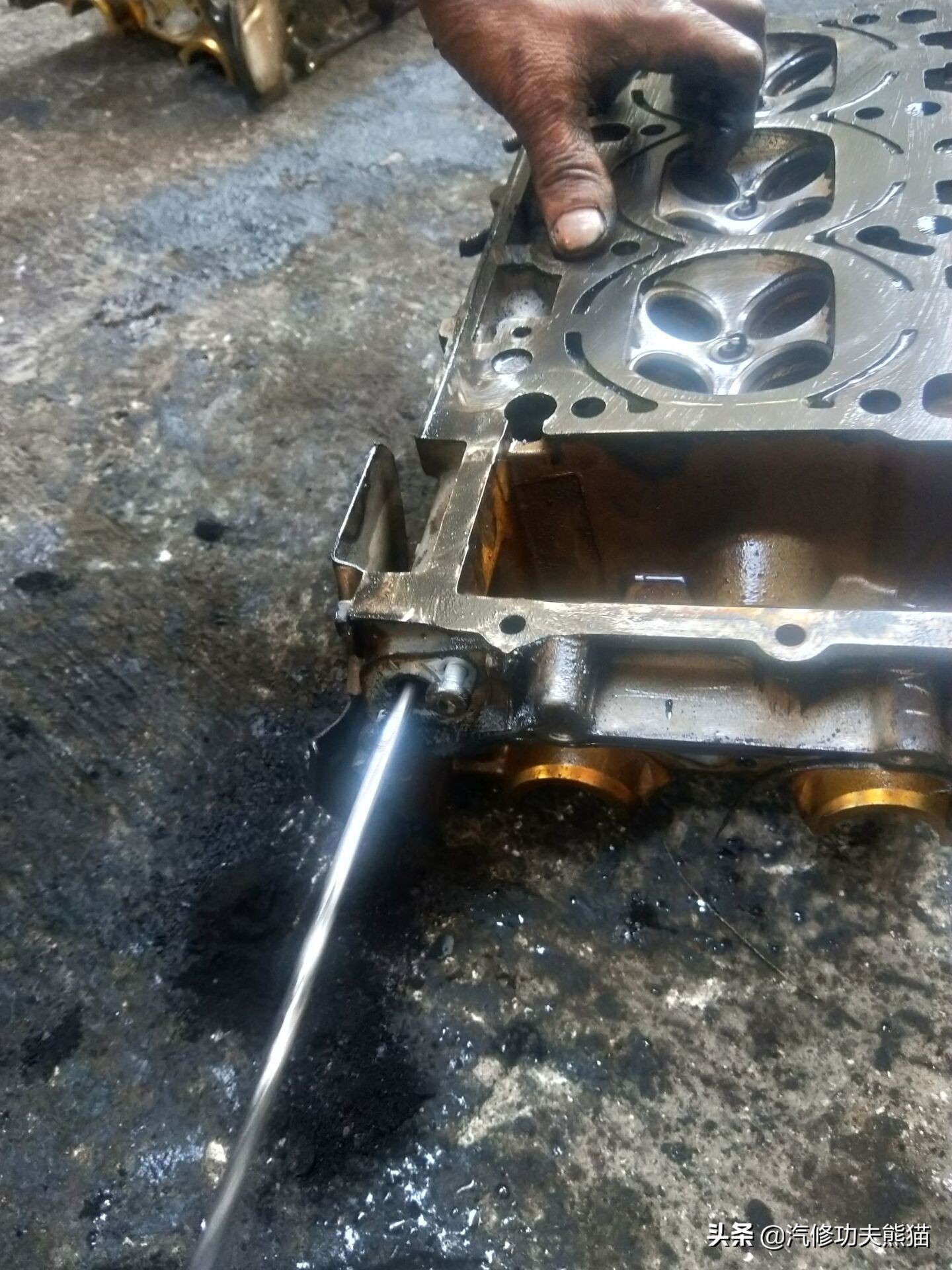 16款奥迪a6l2.5自吸发动机漏油,奥迪a6l2.4免拆烧机油处理靠谱吗