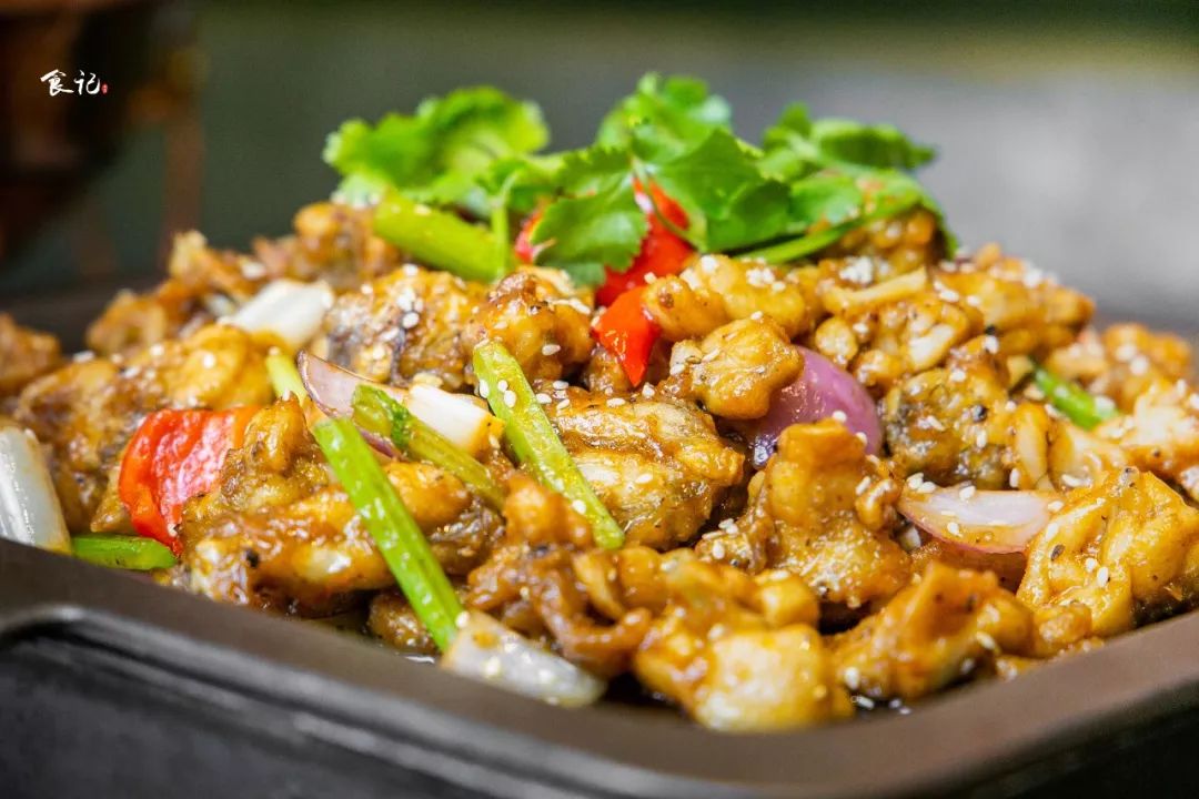 火爆襄阳的3层“壕锅”来袭！还有360°满到爆的龙虾牛蛙双子塔！