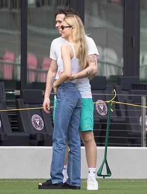 贝嫂和小贝当街亲吻甜腻了！大小准儿媳同框比拼，二儿子女友太美