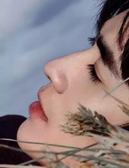 吴谨言迪丽热巴对比惨烈,热巴年纪更小却因这个bug显老10岁?