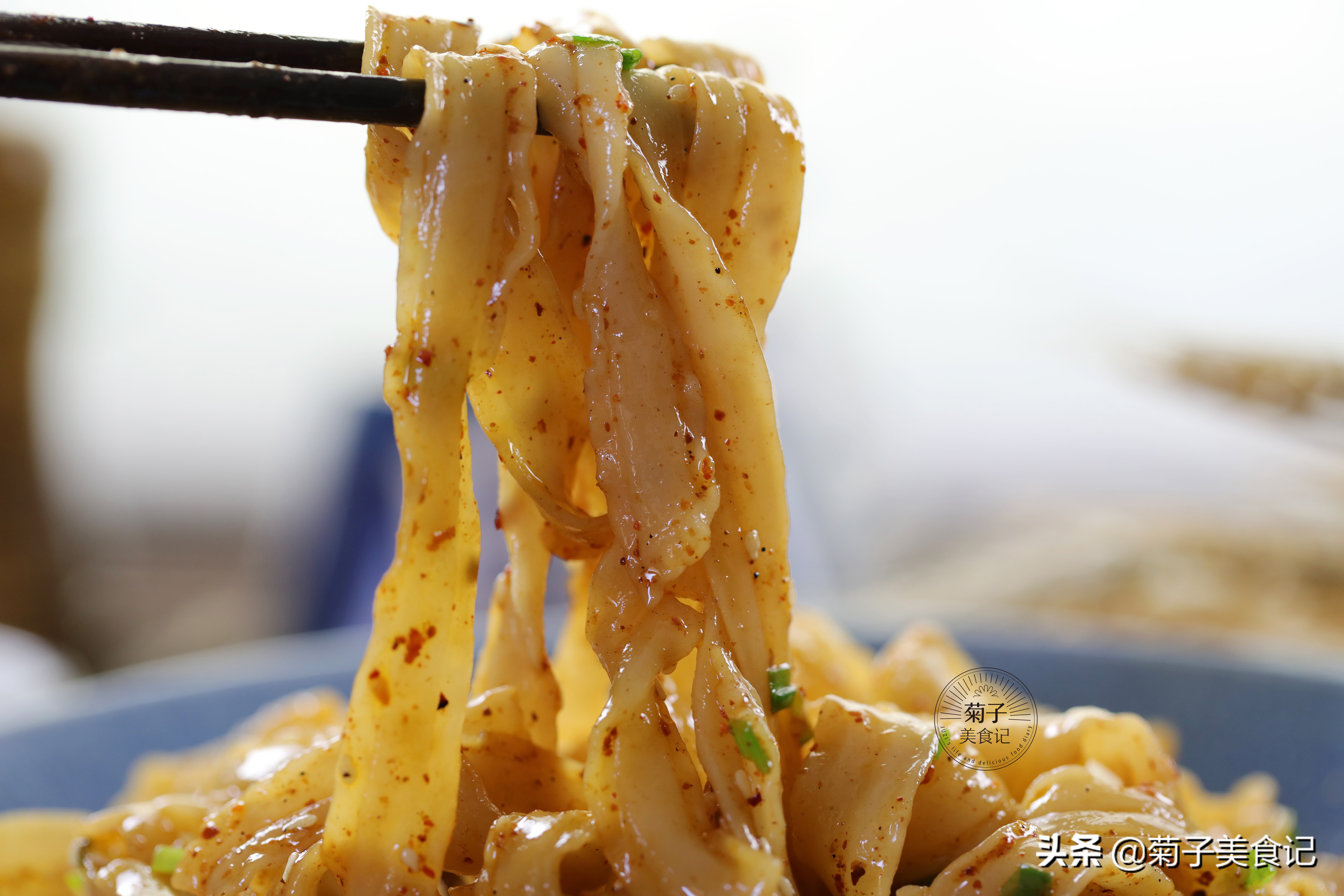 油泼面的做法详解,油泼面的做法简单易学的