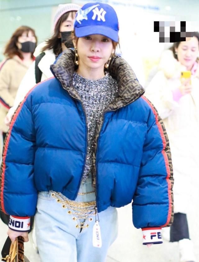 蔡依林穿两万元羽绒服现身机场，有点矮却很时尚，真不愧是天后