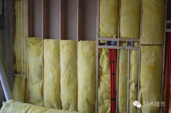 业主砸墙改大衣柜，偷学电影院，柜子后面塞毛毡，隔音效果好3倍