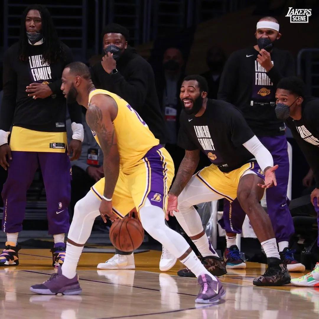 恶犯!2人驱逐!太阳心态崩了!3296天,这场胜利湖人等了整整9年