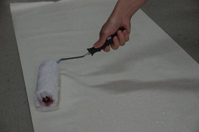 注意啦！不同材质的墙纸上胶方法不一样