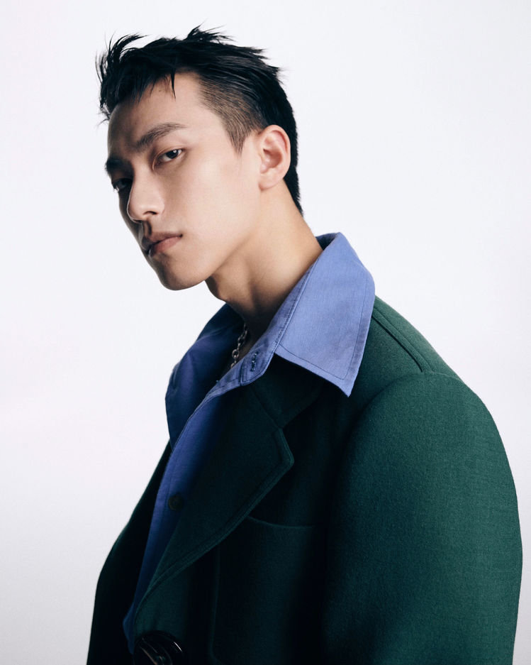 俞彬的《people》看似是群像，其实还有些不一样的特质