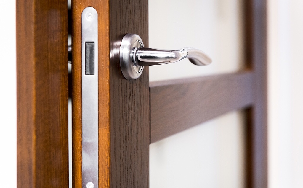 隔音效果太差了经常被楼下吵醒,房间隔音差半夜被吵醒怎么改善