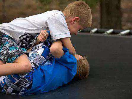 孩子被同学推了怎么办,孩子被别人推了怎么反击