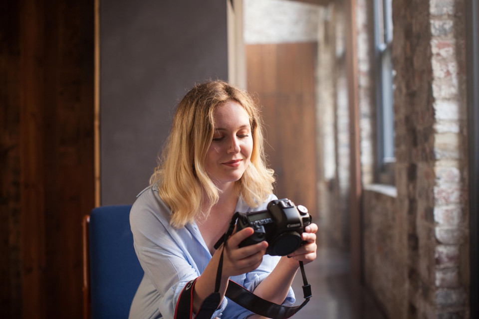 劳拉摄影师,摄影师劳拉佩鲁奇