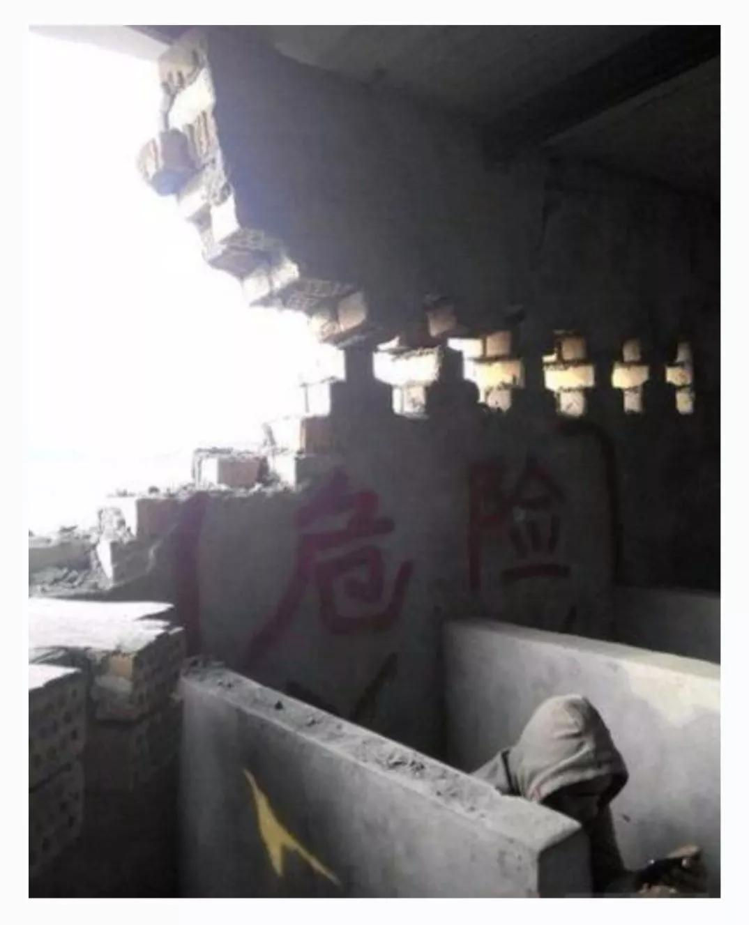 你打扫卫生时看到女客人正在洗澡，她也看到了你，这时你会干什么