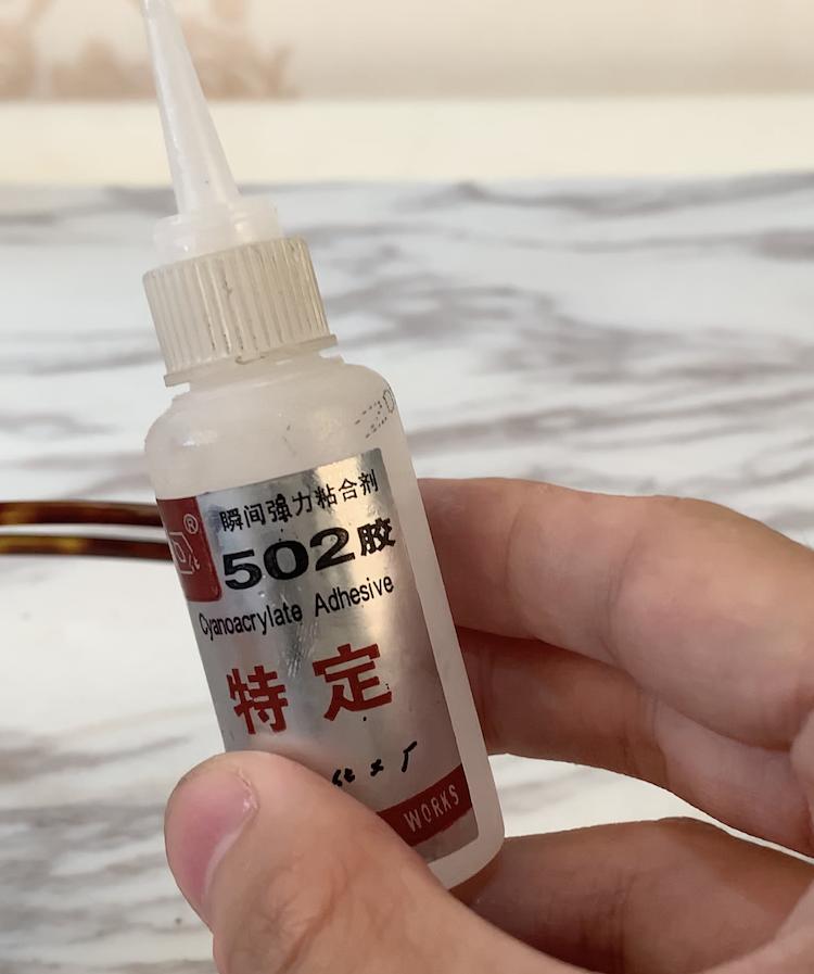 眼镜坏了能用胶水粘吗?眼镜损坏了最佳的维修方式是什么?