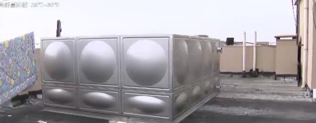 常州一小区天台突增水箱！业主：漏水怎么办？