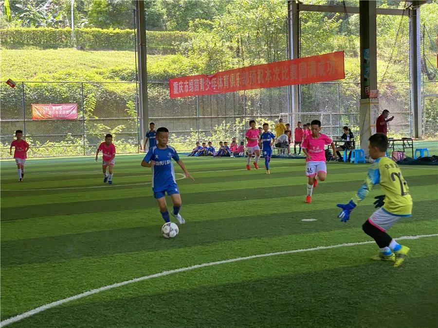 恭喜实验小学足球队喜获冠军,热烈庆祝我校足球比赛获得冠军
