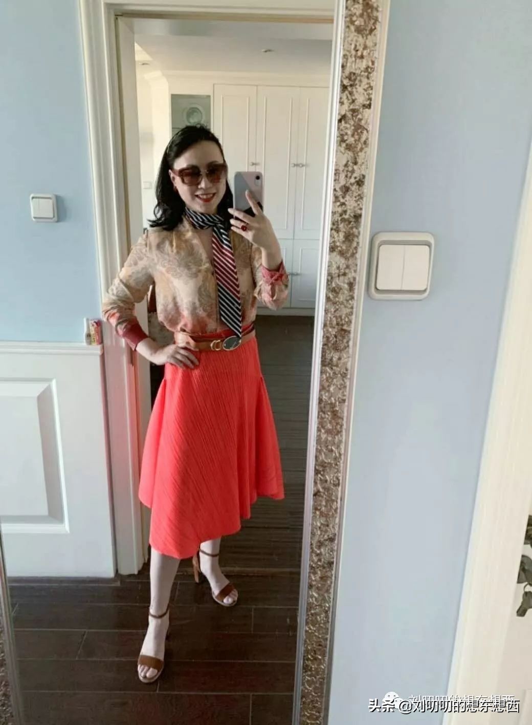 亮橘色穿搭,一日一look怎么搭配衣服