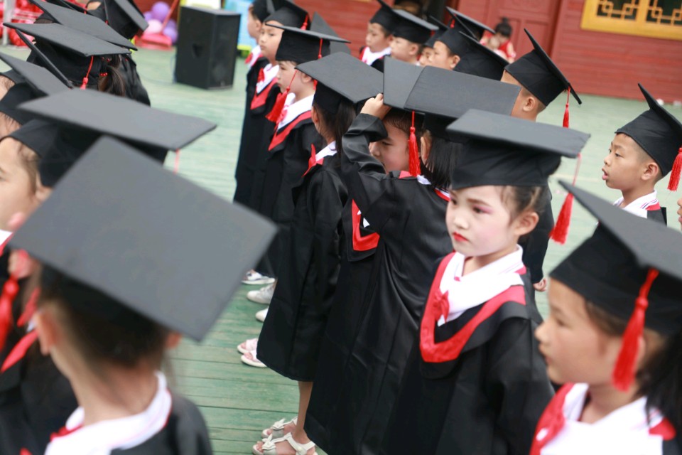 贵州黔西幼儿园大班的“小博士”毕业了