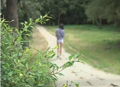 遇到男性露阴癖怎么办？美女：打他丫的！