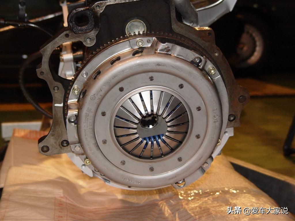 踩离合腿疼屁股疼怎么回事,踩下离合器挂挡费劲