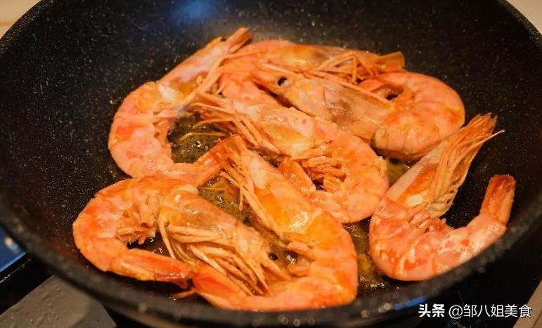 油焖大虾怎么做才最好吃,油焖大虾的最正确的做法