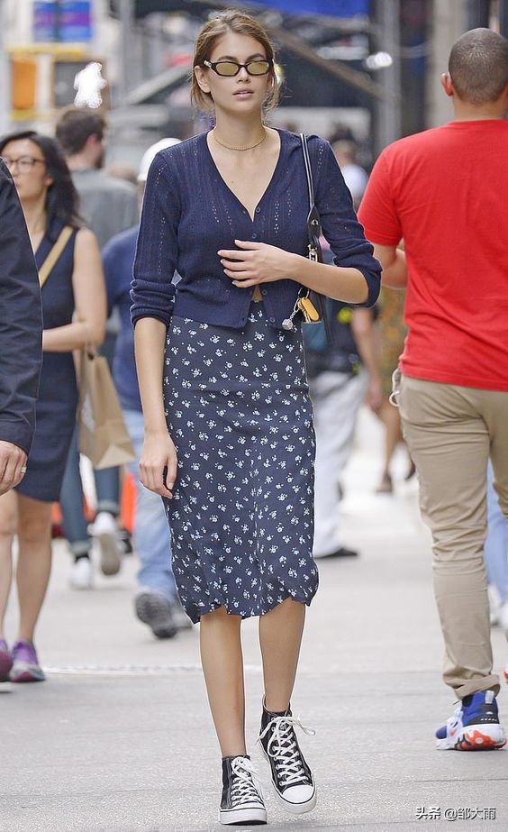 kaia匡威鞋街拍,黑色匡威黑色裤子穿搭