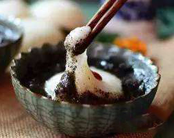 路边的甜品店，传出“砰砰”的敲打声