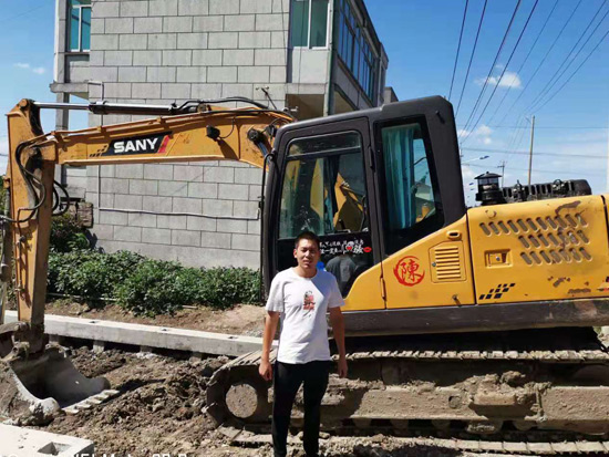 90后拥多台挖掘机,90后的第一台挖掘机
