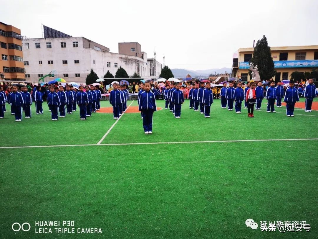 寒意袭人，红小娃却把口号声喊得震天响！