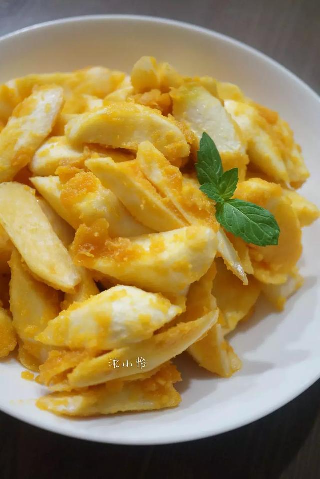 制作咸蛋黄的最好做法,咸蛋黄蒜蓉泥