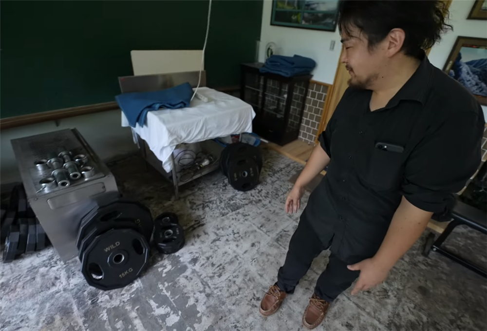 80后小伙回荒废十年的农村大学,80后小伙回荒废10年农村大学