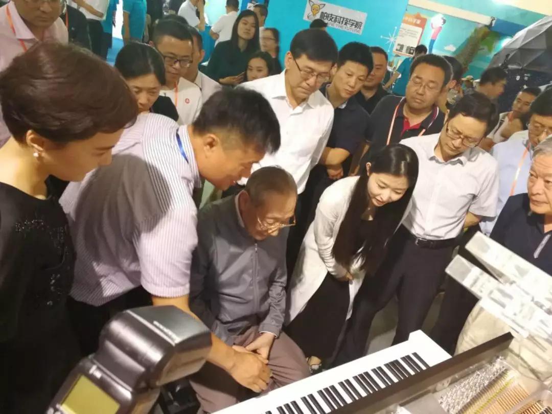 全国首台高校公共钢琴落座母校北师大