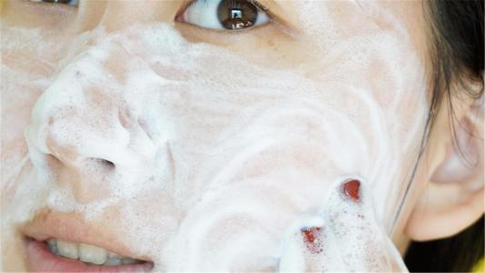 脸部白癜风先抹药还是用护肤品,脸部有白癜风应该用什么护肤