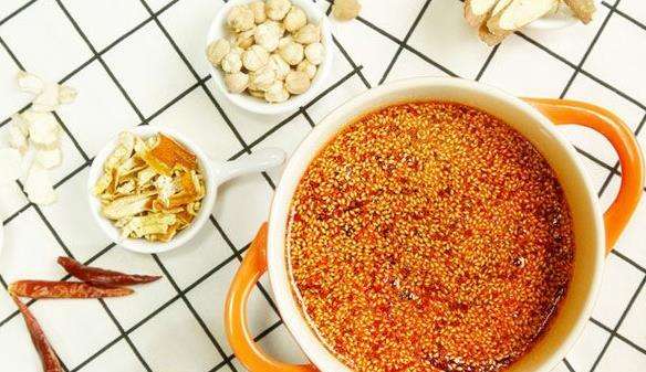 白色t恤有辣椒油怎么清洗,白色衣服沾上辣椒油怎么处理