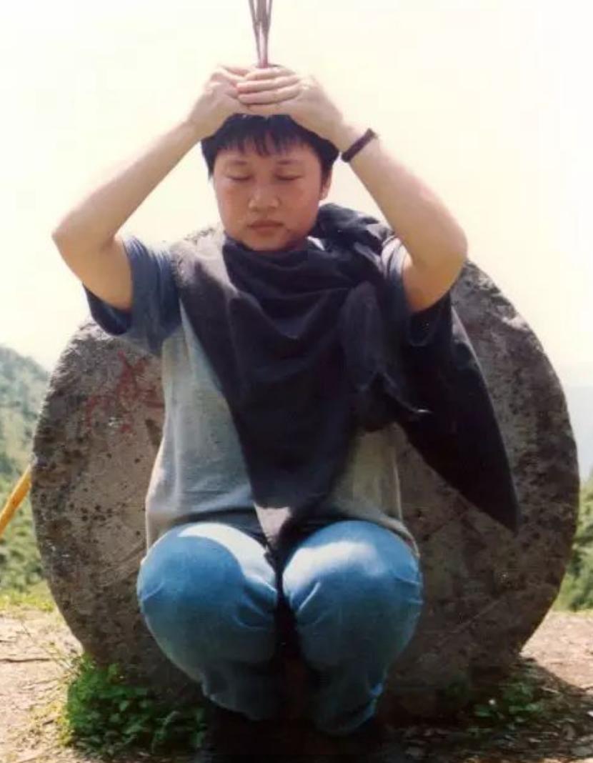 歌手李娜为什么剃度出家,李娜单飞为什么那么厉害