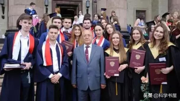 天才数学家认为平行线都会相交,国外一数学家证实平行线可相交