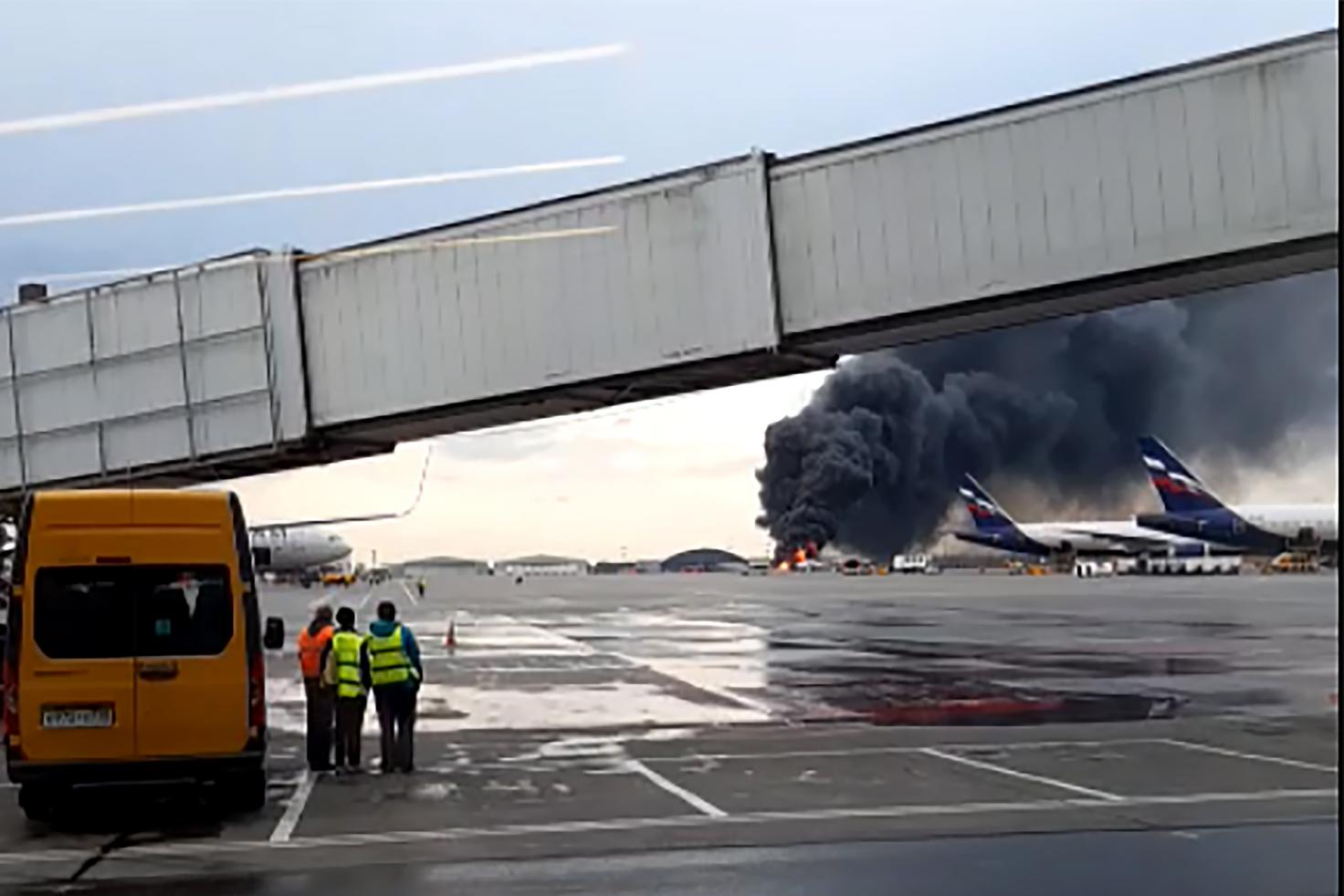 飞机起火迫降俄罗斯,俄飞机迫降时起火