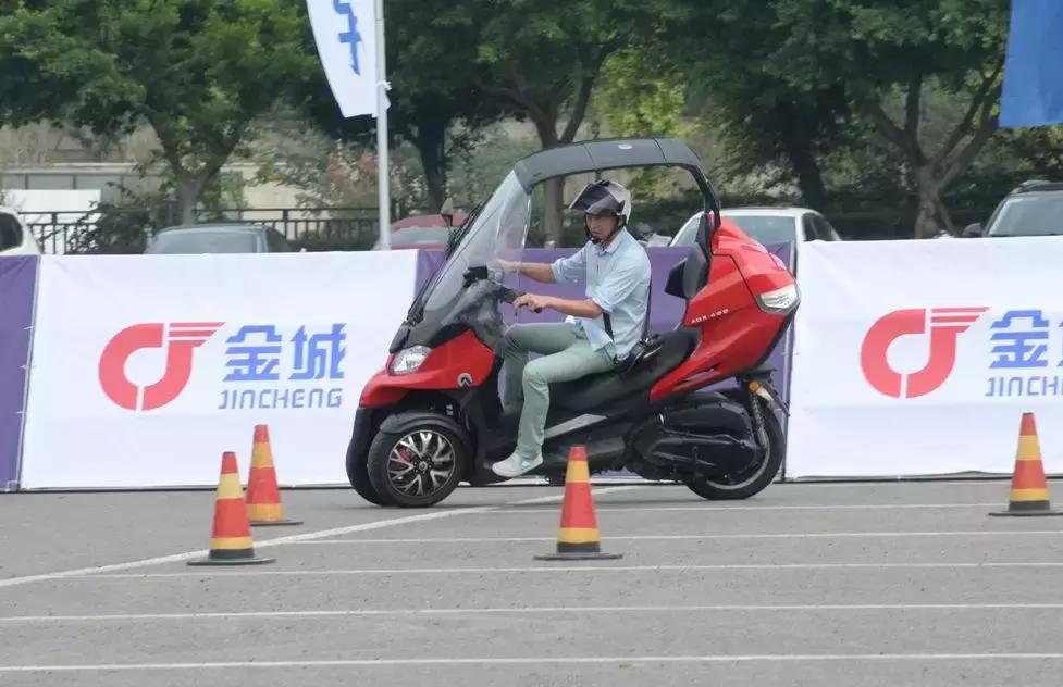 2.78万ADIVAAJ201欧系运动踏板首发！金城旗下多款车型试驾