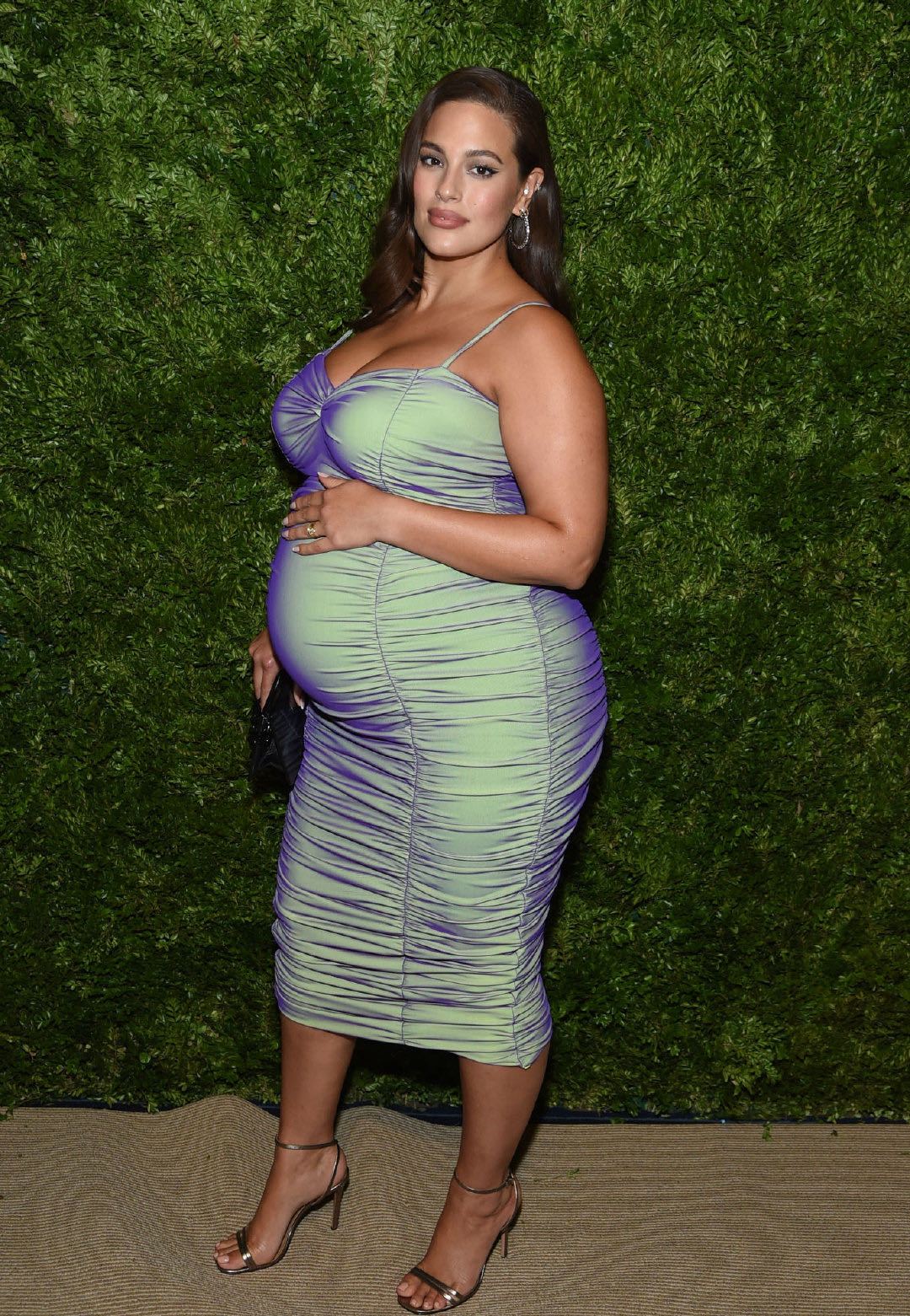 超模怀孕大秀纤细身材,超模露脐装秀曼妙曲线