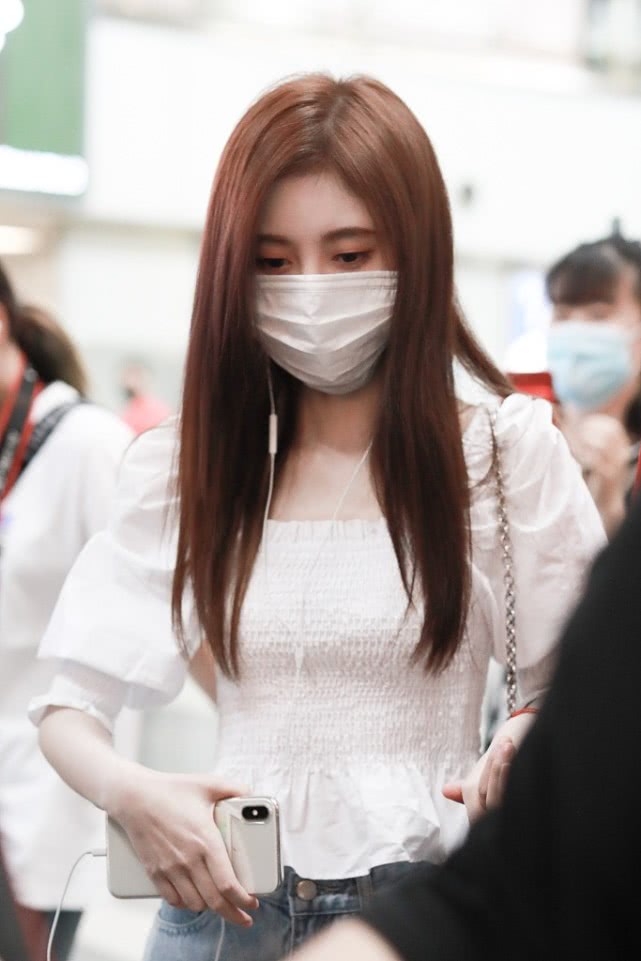 鞠婧祎露渣渣上衣造型,鞠婧祎简直是可爱到了极点的那种