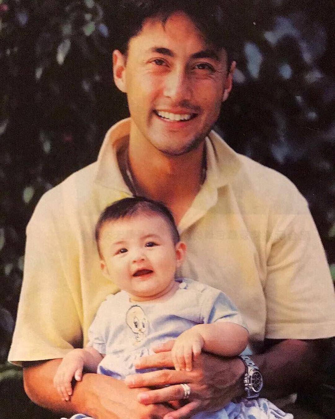 甜蜜！香港著名演员庆与太太结婚28周年，两个女儿外貌身材出众