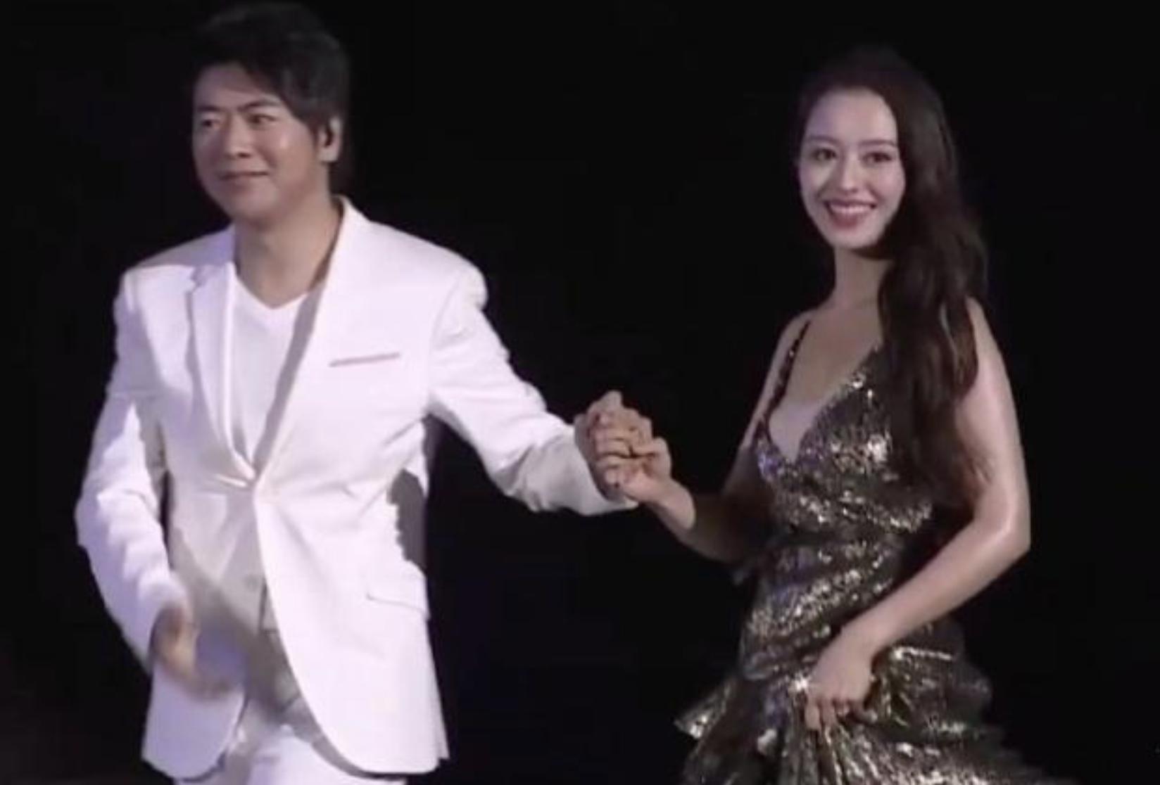 郎朗携爱妻出席活动大秀恩爱,郎朗与娇妻新婚后合体登台表演